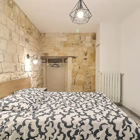 דירה Hyper Centre Terrasse Wifi La Pierre D'histoire בוקר