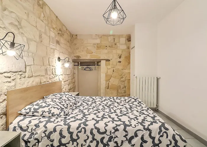 Apartamento Hyper Centre Terrasse Wifi La Pierre D'histoire Beaucaire (Gard)